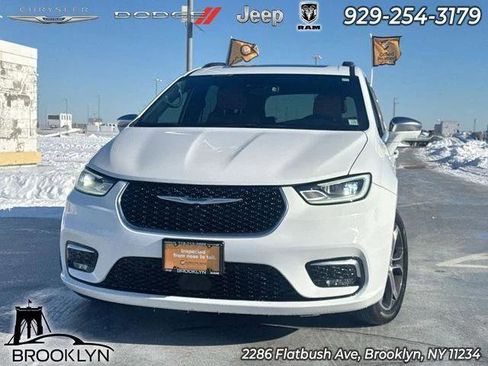 Certified 2022 Chrysler Pacifica Pinnacle AWD/4WD image 1