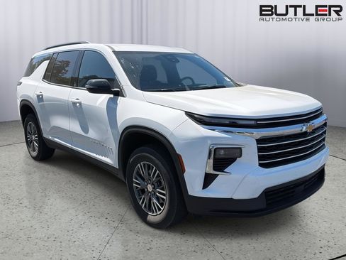 Used 2025 Chevrolet Traverse LT image 6