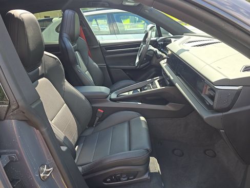 Used 2025 Porsche Macan Electric RWD image 4