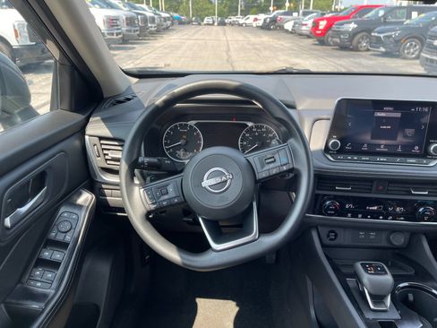 Used 2024 Nissan Rogue SV FWD image 16