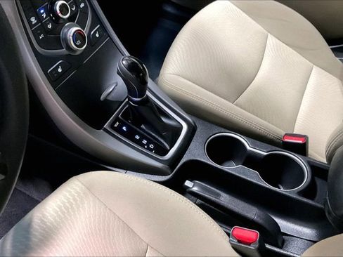 Used 2014 Hyundai Elantra SE w/ Option Group 02 FWD image 17