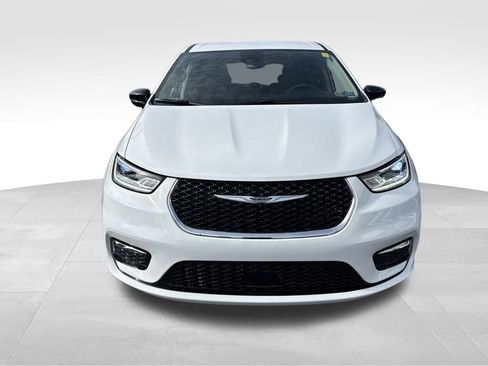 Used 2024 Chrysler Pacifica Touring-L image 2