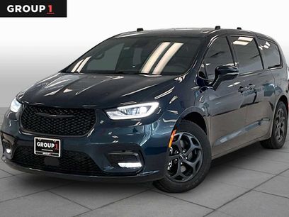 Used 2022 Chrysler Pacifica Touring-L w/ Uconnect Theater Family Group