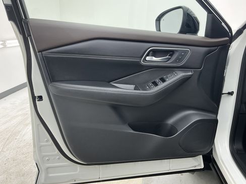 Used 2021 Nissan Rogue SL w/ Premium Package image 16