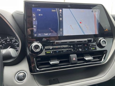 Used 2021 Toyota Highlander Limited image 3