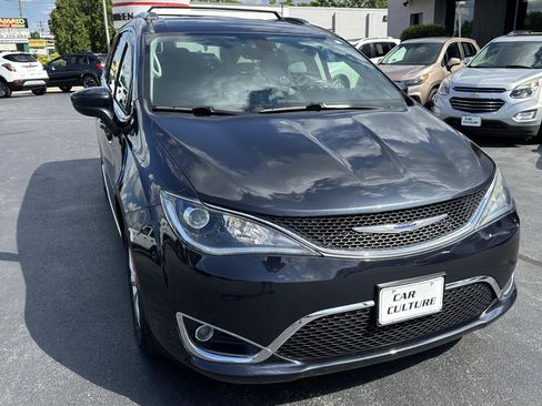 Used 2019 Chrysler Pacifica Touring-L FWD image 3