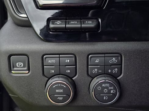 Used 2025 Chevrolet Silverado 2500 ZR2 w/ Technology Package AWD/4WD image 17