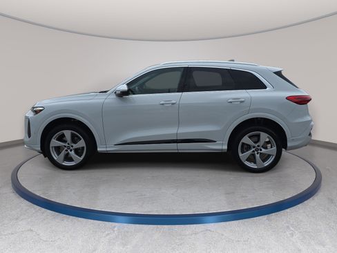 Certified 2025 Audi Q5 Premium w/ Premium Plus AWD/4WD image 8