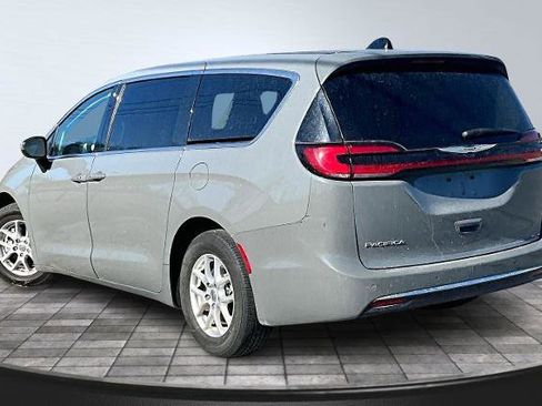 Used 2023 Chrysler Pacifica Touring-L FWD image 2