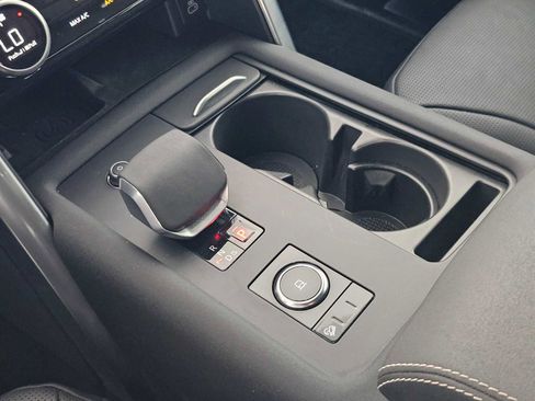 Used 2025 Land Rover Discovery Dynamic SE image 33