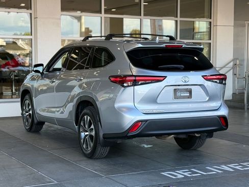 Certified 2022 Toyota Highlander XLE image 9