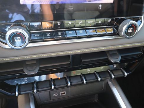 Used 2023 Chevrolet Colorado ZR2 w/ ZR2 Convenience Package III image 20