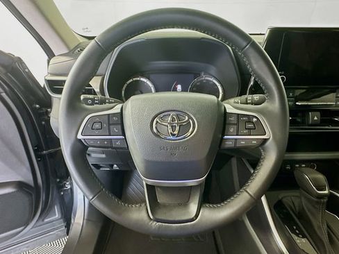 Used 2023 Toyota Highlander LE FWD image 13