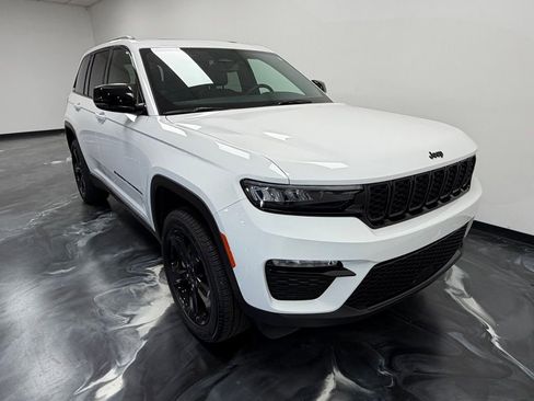 Used 2024 Jeep Grand Cherokee Limited w/ Black Appearance Package image 17