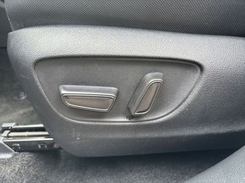 Used 2025 Toyota Highlander LE FWD image 23