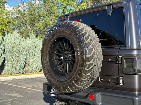 Used 2018 Jeep Wrangler Unlimited Sahara w/ Uconnect 4C Nav & Sound Group AWD/4WD image 15