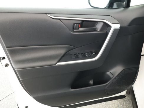 Used 2021 Toyota RAV4 SE image 9