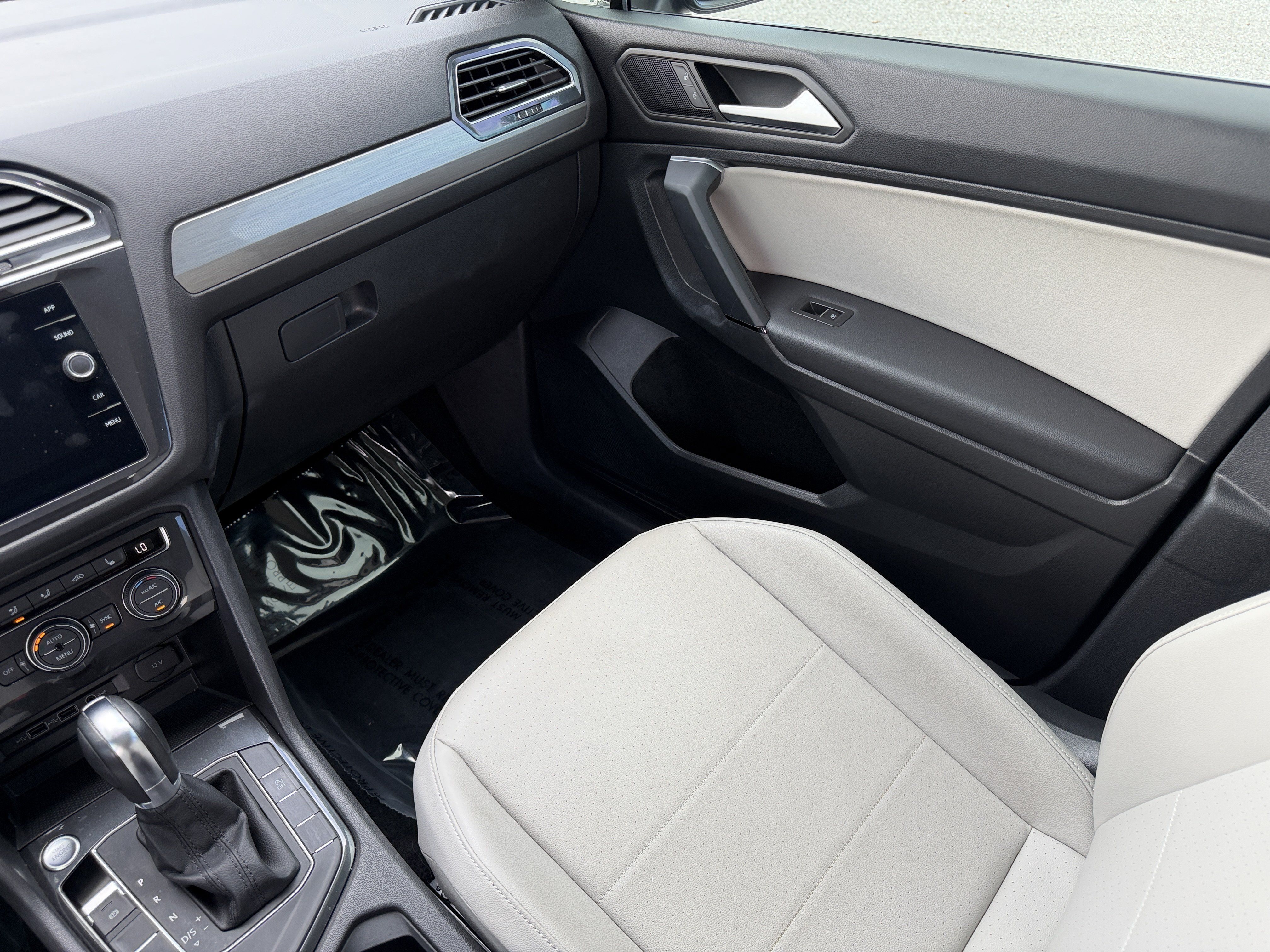 Used 2019 Volkswagen Tiguan SE w/ Panoramic Sunroof Package FWD image 16