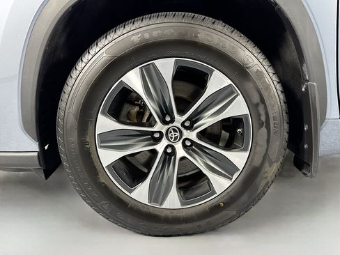 Used 2024 Toyota Highlander XLE AWD/4WD image 31