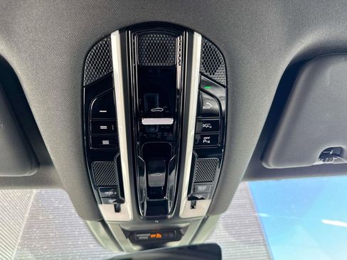 Certified 2023 Porsche Cayenne Platinum Edition image 27