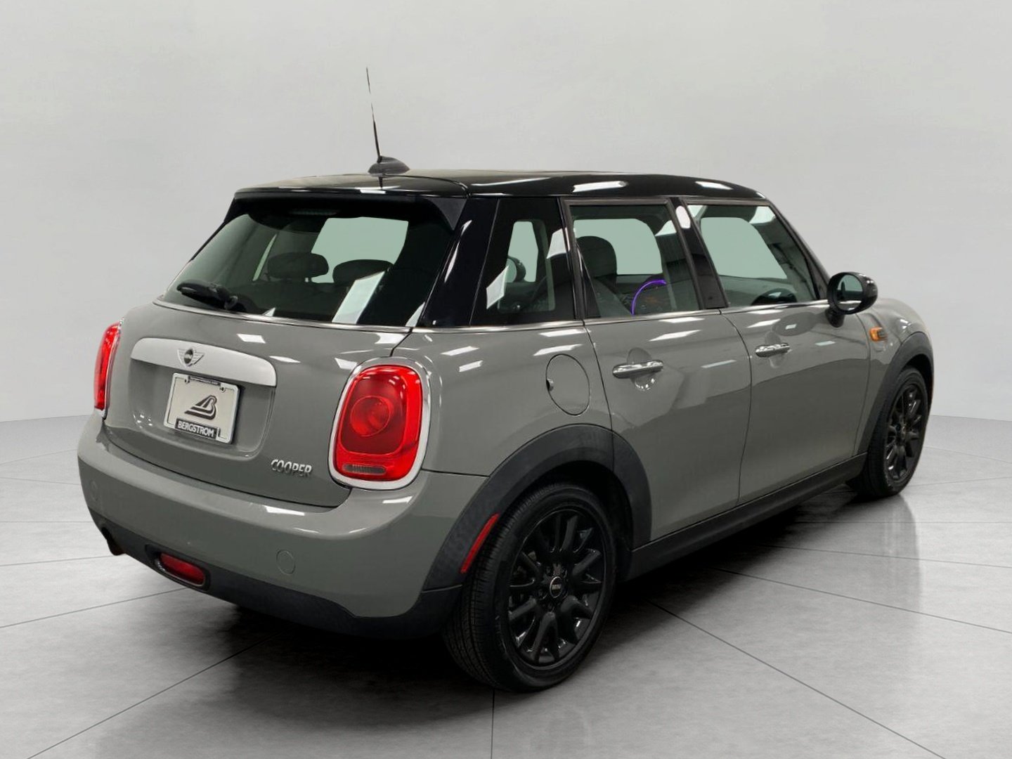 Used 2015 MINI Cooper 4-Door Hardtop FWD image 3