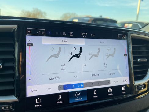 Used 2023 Chrysler Pacifica Touring-L image 12