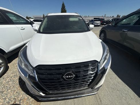 Used 2022 Nissan Kicks SV FWD image 2