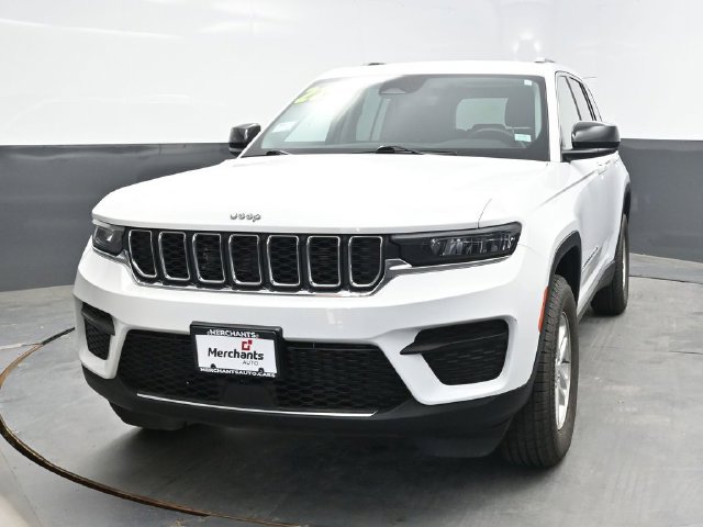 Used 2022 Jeep Grand Cherokee Laredo w/ Luxury Tech Group I AWD/4WD image 2