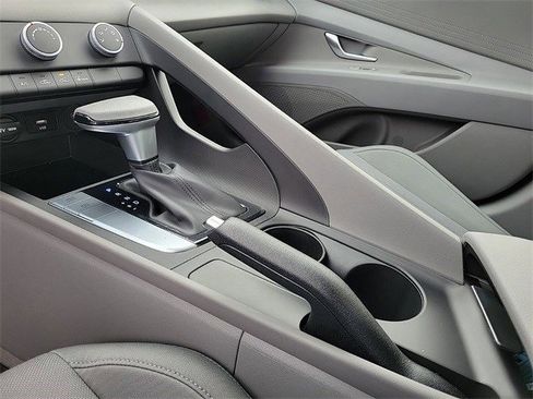 Used 2025 Hyundai Elantra SE image 26