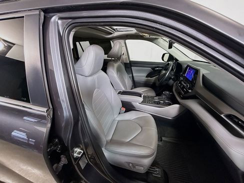Certified 2023 Toyota Highlander XLE image 28