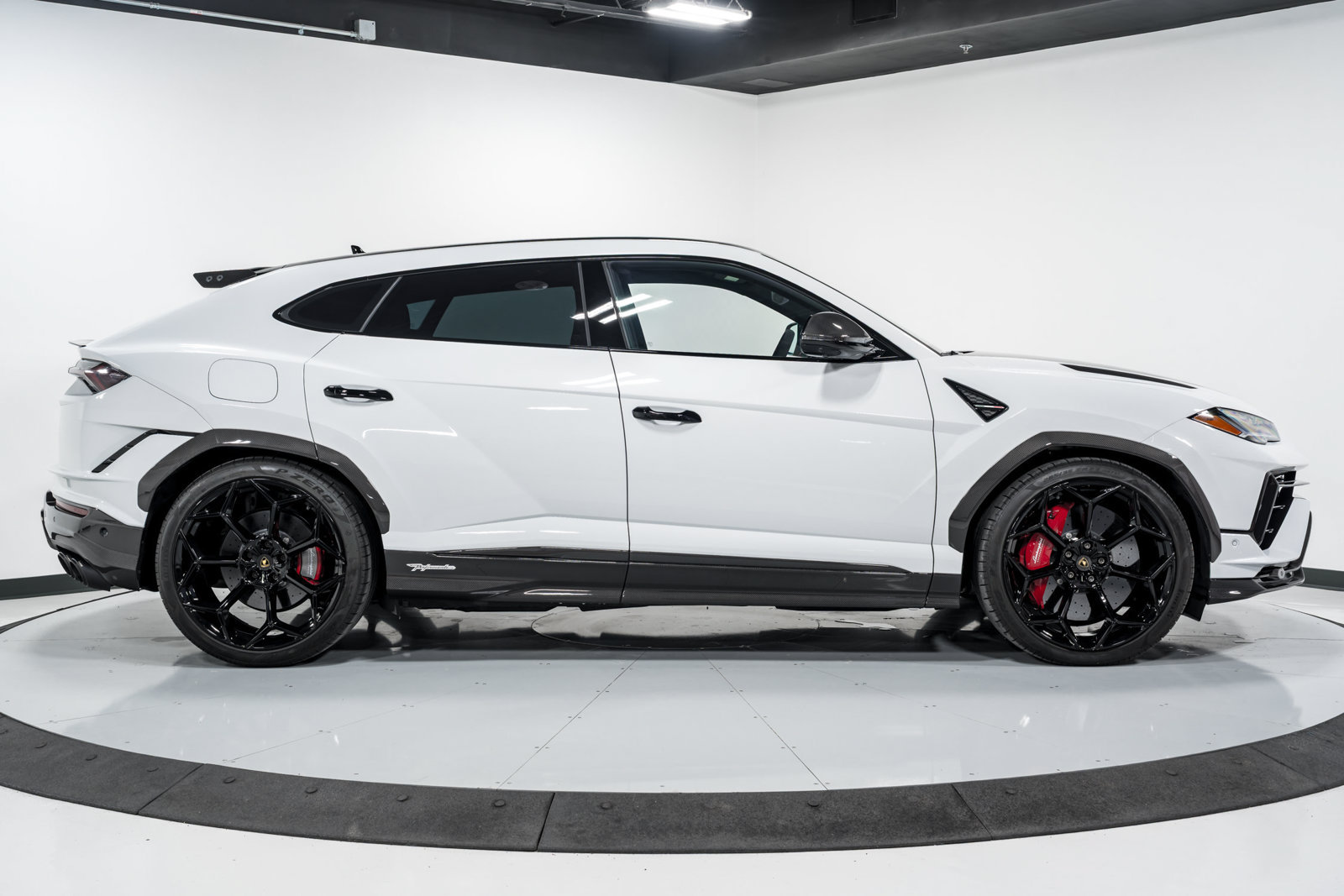 Used 2024 Lamborghini Urus Performante AWD/4WD image 2