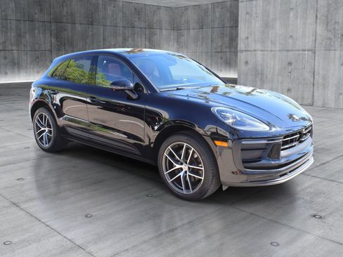 Used 2024 Porsche Macan Premium image 7