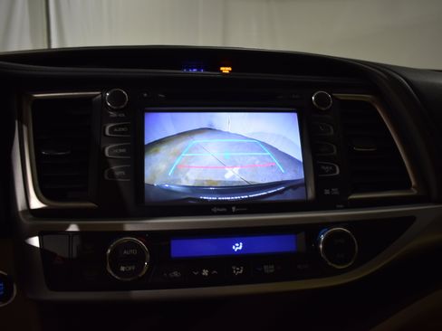 Used 2015 Toyota Highlander XLE image 22