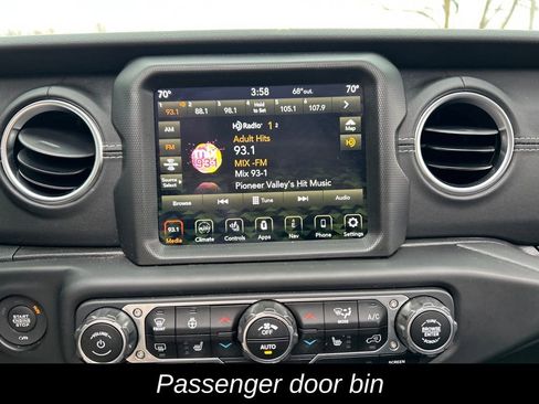 Used 2022 Jeep Wrangler Unlimited Sahara w/ Cold Weather Group image 19