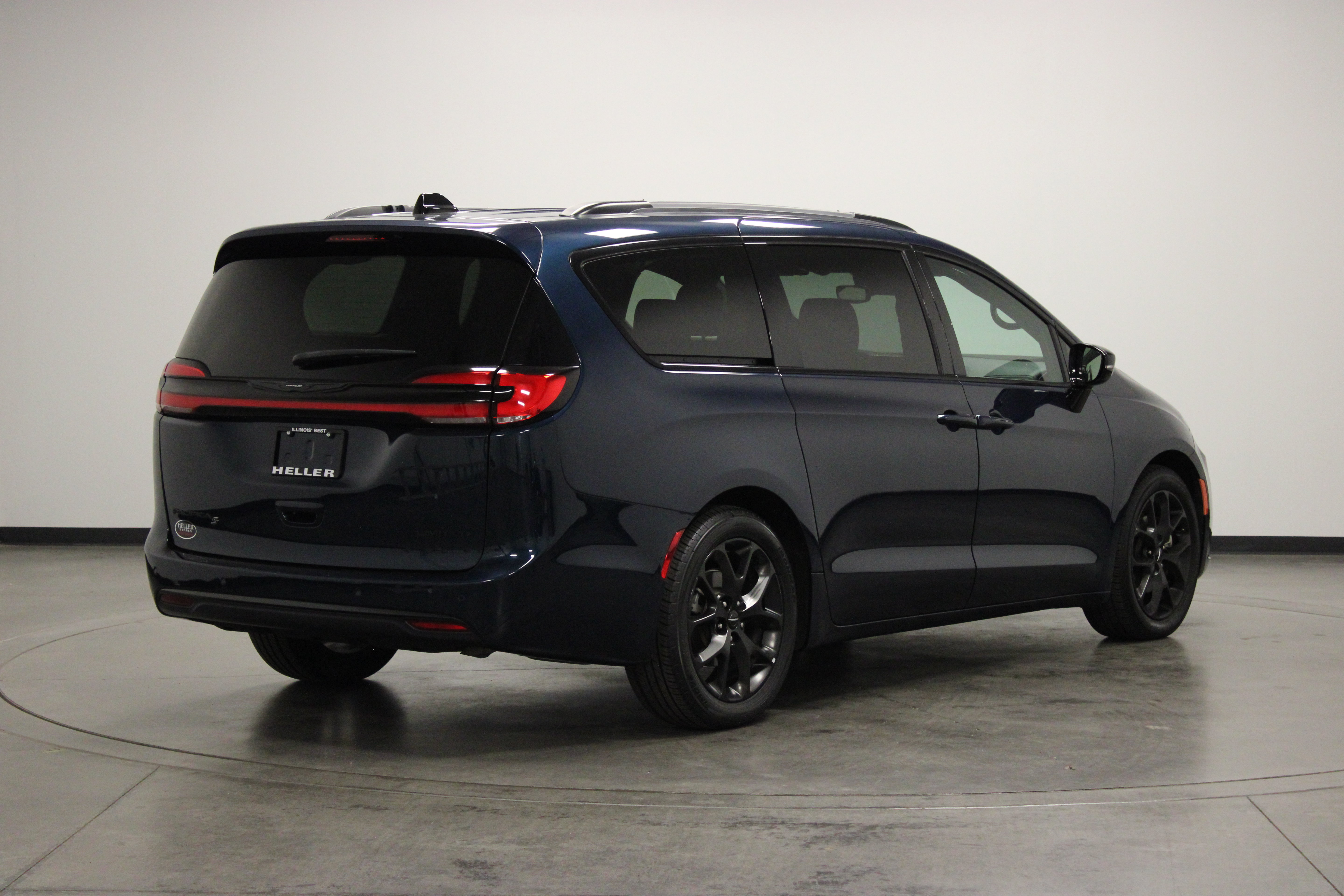 Used 2025 Chrysler Pacifica Limited FWD image 8