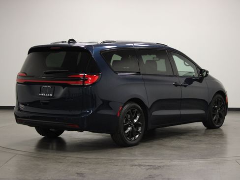 Used 2025 Chrysler Pacifica Limited FWD image 8