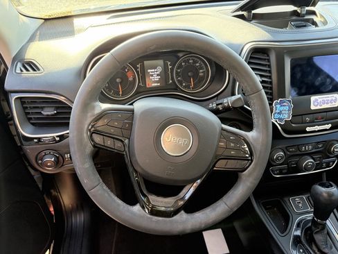Used 2020 Jeep Cherokee Latitude Plus FWD image 11
