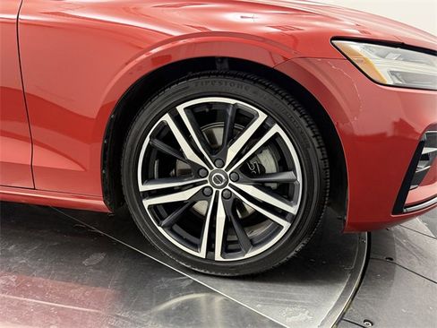 Used 2019 Volvo S60 T5 R-Design image 9