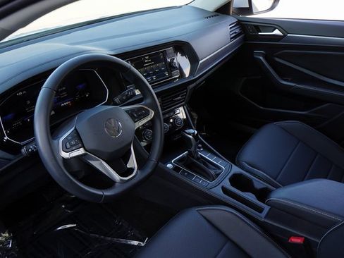 Used 2023 Volkswagen Jetta SE image 2