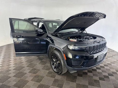Used 2024 Jeep Grand Cherokee Altitude AWD/4WD image 9