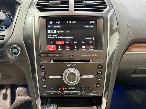 Used 2018 Ford Explorer Platinum image 17