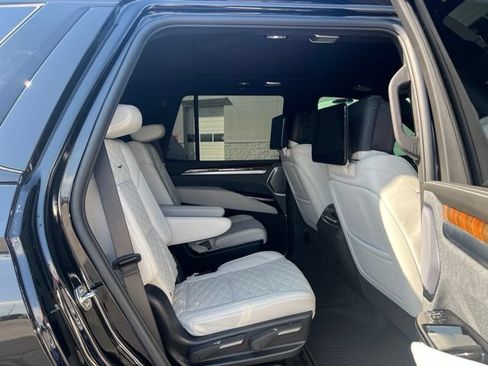 Used 2025 Cadillac Escalade Sport Platinum w/ LPO, Floor Liner Package AWD/4WD image 17
