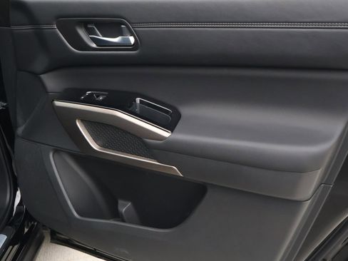 Used 2025 Nissan Pathfinder Platinum w/ Cargo Package FWD image 18