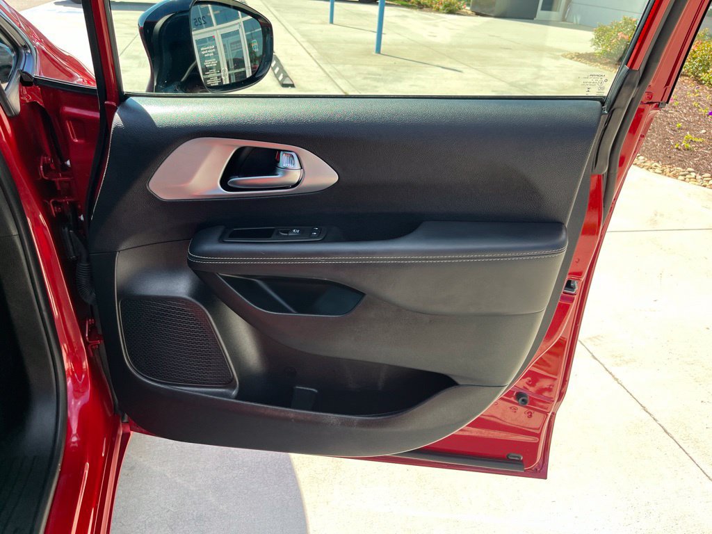 Used 2025 Chrysler Pacifica Limited FWD image 30