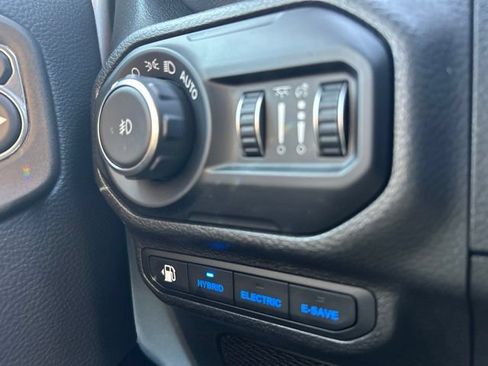 Used 2022 Jeep Wrangler Unlimited Sahara w/ Cold Weather Group AWD/4WD image 21