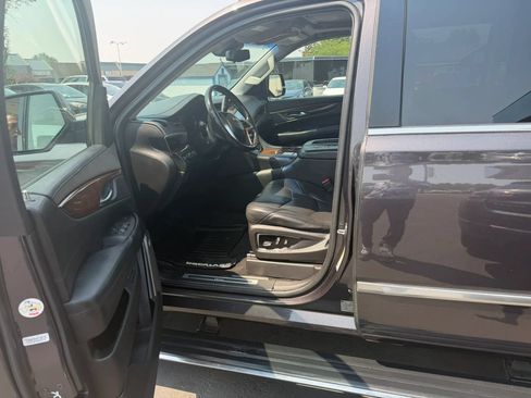Used 2017 Cadillac Escalade ESV Premium Luxury AWD/4WD image 4