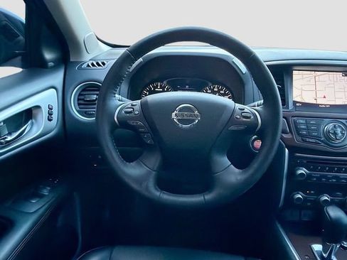 Used 2020 Nissan Pathfinder Platinum image 18