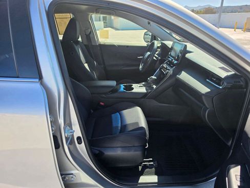 Used 2021 Toyota Venza LE w/ Carpet Mat Package (TMS) AWD/4WD image 10