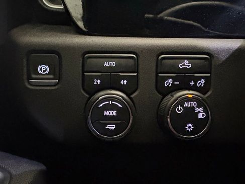 Used 2025 Chevrolet Silverado 1500 LT AWD/4WD image 10