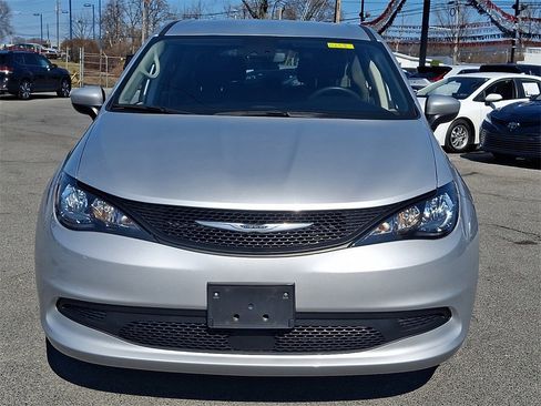 Used 2023 Chrysler Voyager LX image 2